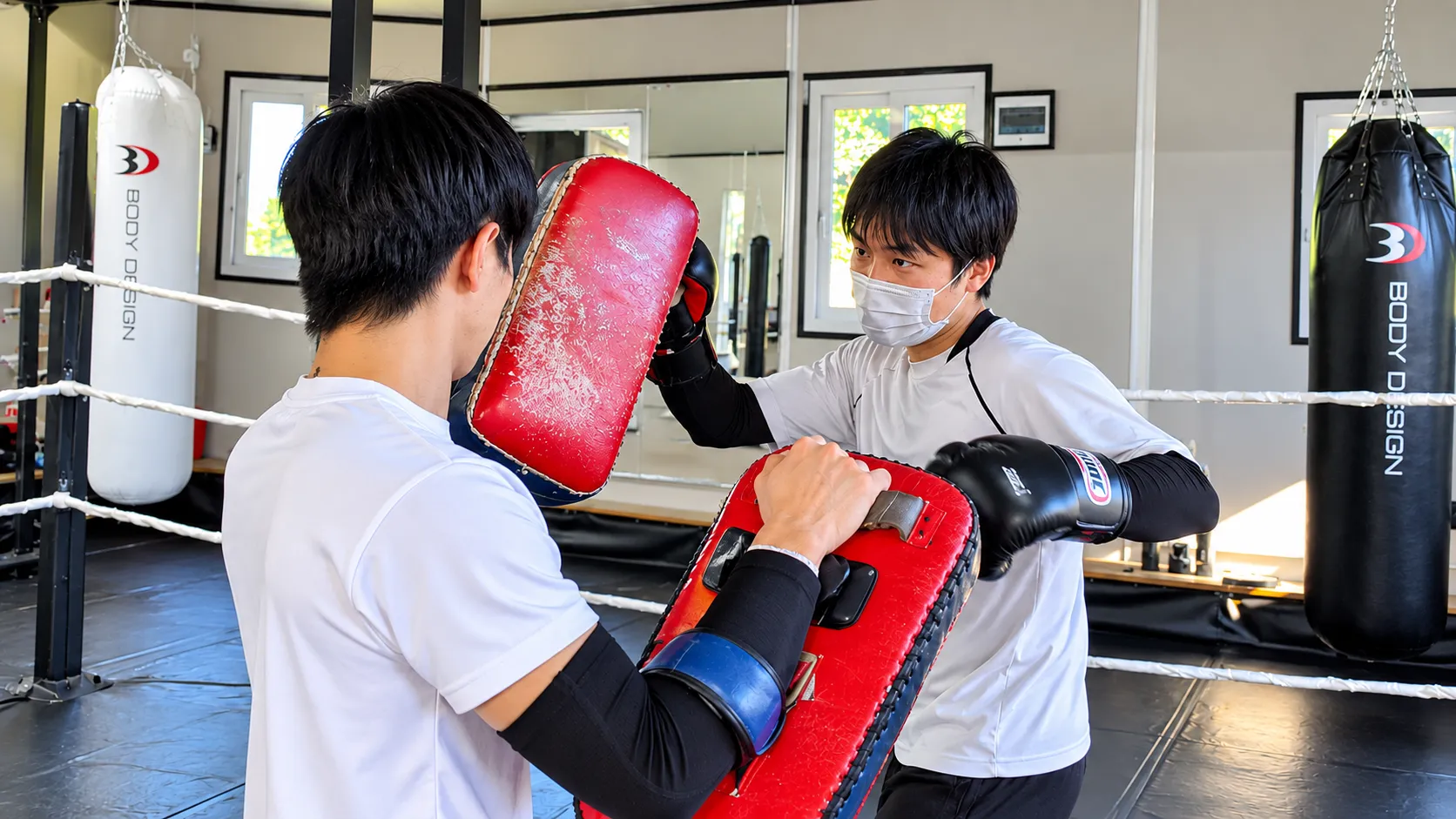伊万里のキックボクシング＆フィットネス OCEAN GYMで会員がミット打ちの実践練習をしている様子