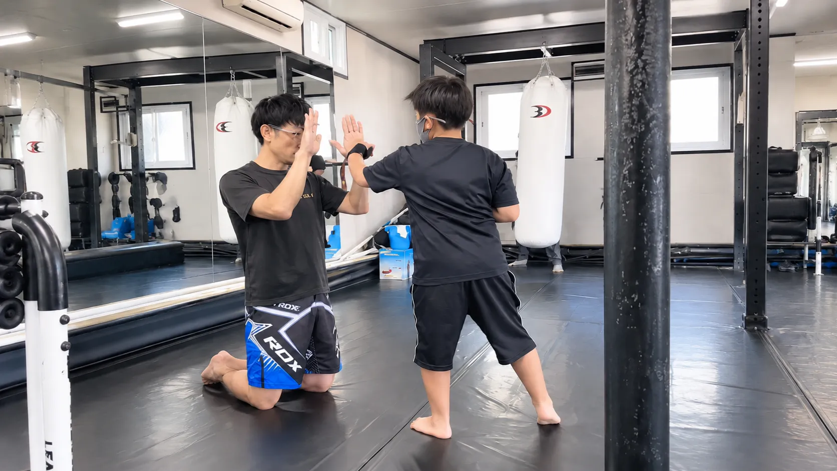 伊万里のキックボクシング＆フィットネス OCEAN GYMでコーチが子どもにキックボクシングを指導している様子